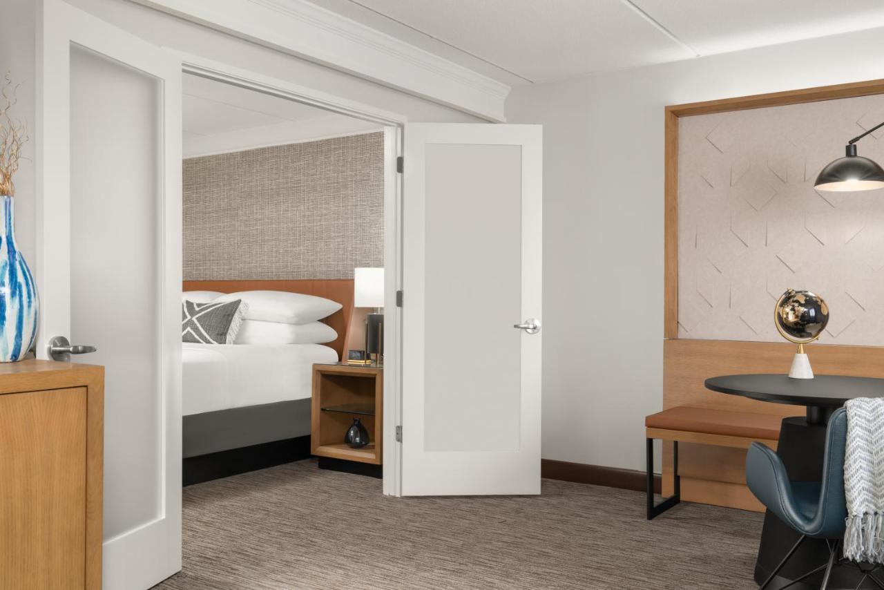 Sheraton Milwaukee Brookfield Exteriör bild