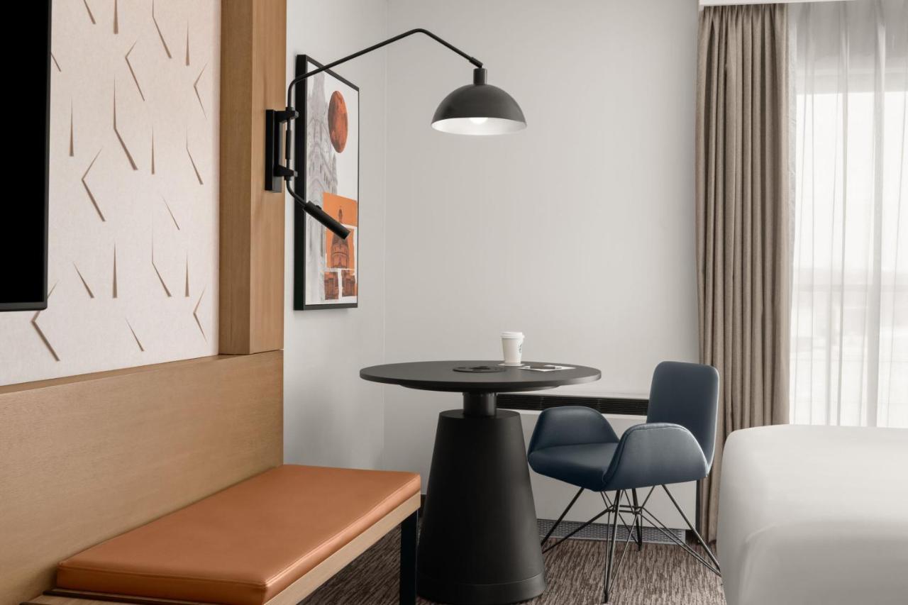 Sheraton Milwaukee Brookfield Exteriör bild