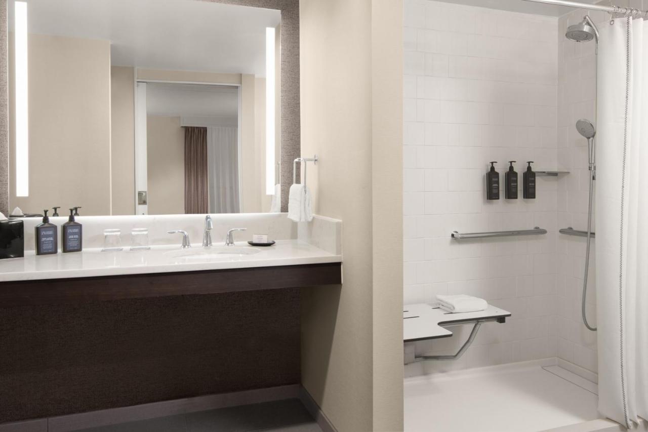 Sheraton Milwaukee Brookfield Exteriör bild