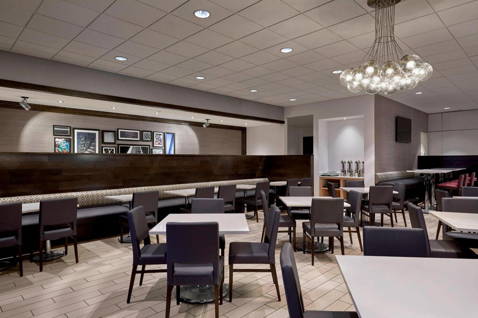 Sheraton Milwaukee Brookfield Exteriör bild